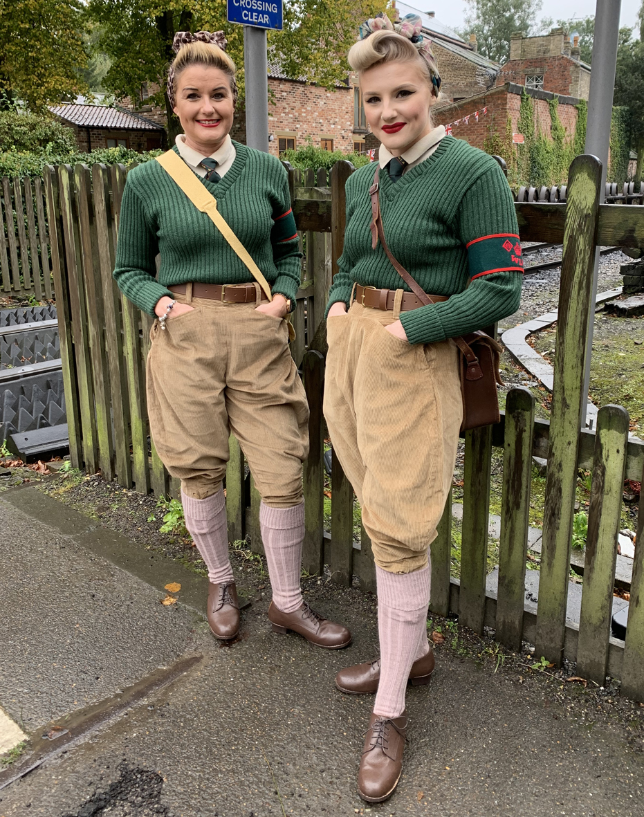 What Uniform did a British WW2 Womens Land Army Girl Wear?