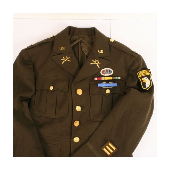 101st Airborne Officer badge set. A class uniform. Captain