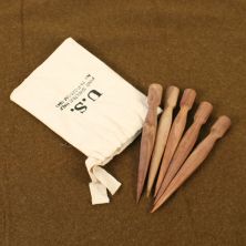 5 Wood pegs and bag for the US shelter half/pup tent