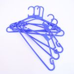 MAC1083 Blue Plastic coat hangers x 6