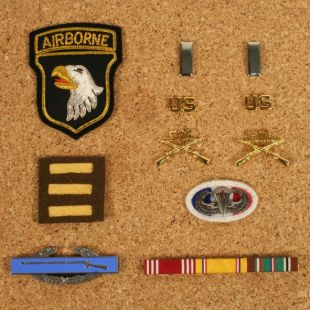 101st Airborne Officer badge set. A class uniform. 1st Lieutenant