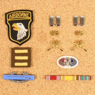 101st Airborne Officer badge set. A class uniform. Captain