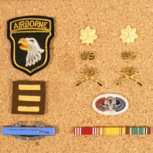 101st Airborne Officer badge set. A class uniform. Major