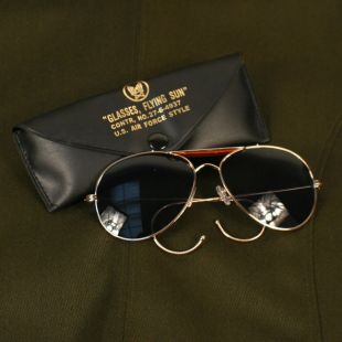 Aviator Pilots Sunglasses with a Gold Frame and a Smoke Lens