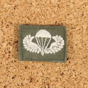 US Para wings. Early cloth White on green. M43 1st Patt.