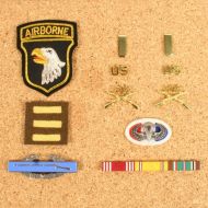 101st Airborne Officer badge set. A class uniform. 2nd Lieutenant